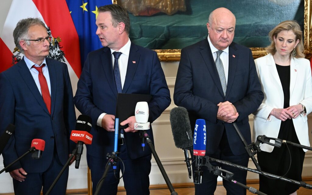 HELMUT FOHRINGER / KEYSTONE