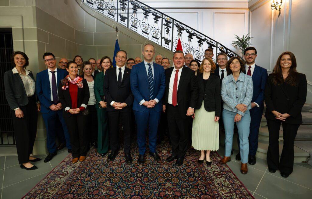 Beamte jubeln im Geheimen.