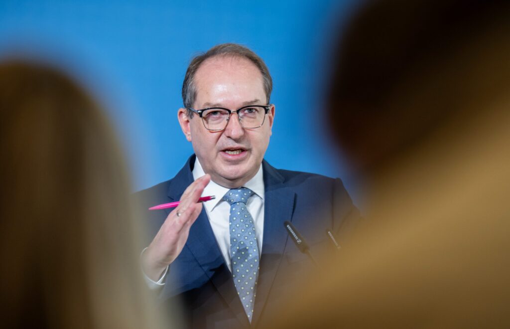 «Wer aggressiv das Kalifat fordert, dem begegnen wir mit aller rechtsstaatlichen Härte»: Deutschlands Innenminister Dobrindt verbietet Verein «Muslim Interaktiv» – Razzien in drei Bundesländern
