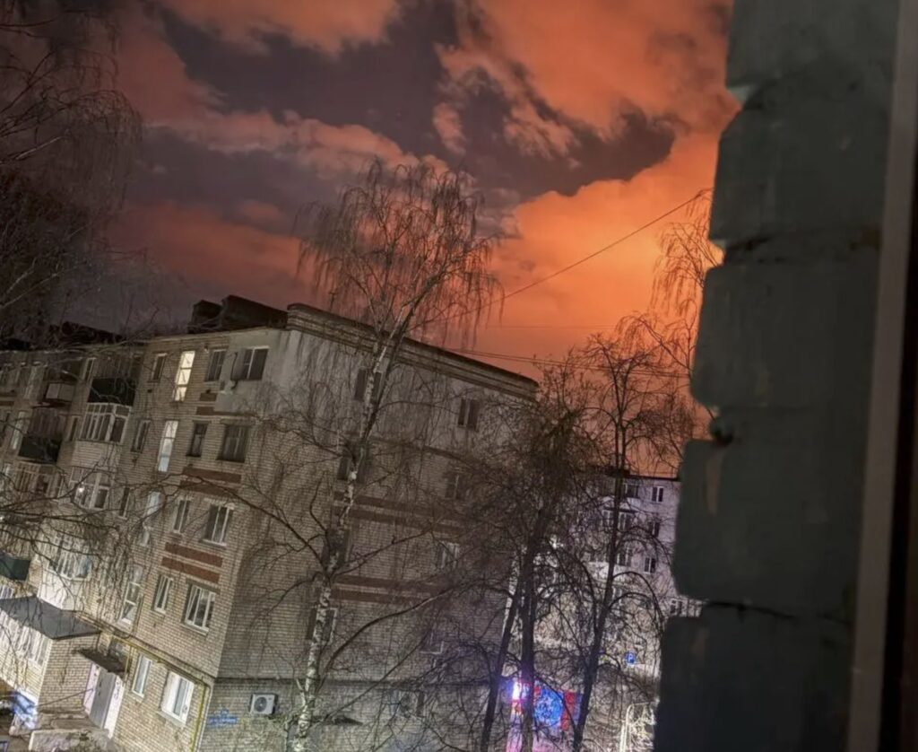 Ukraine greift russische Ölanlagen an: Brände bei Lukoil nach Drohnenangriffen